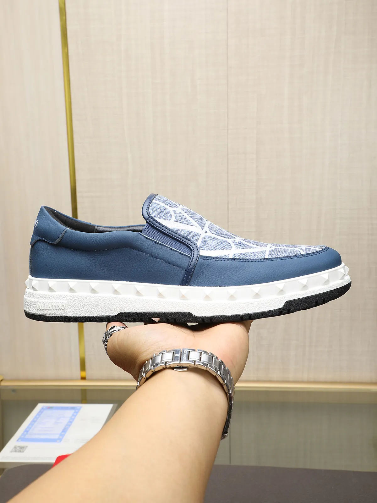 Men's shoes 💰440 Valentino "VALENTINO" hot sale ❤️ Counters ship at the same time 1:1 👏 Imported cowhide + waterproof fabric + leather lining 🐂 Casual fashion shoes Exquisite workmanship Original original outsole 38-44 (45 customized, non-refundable)